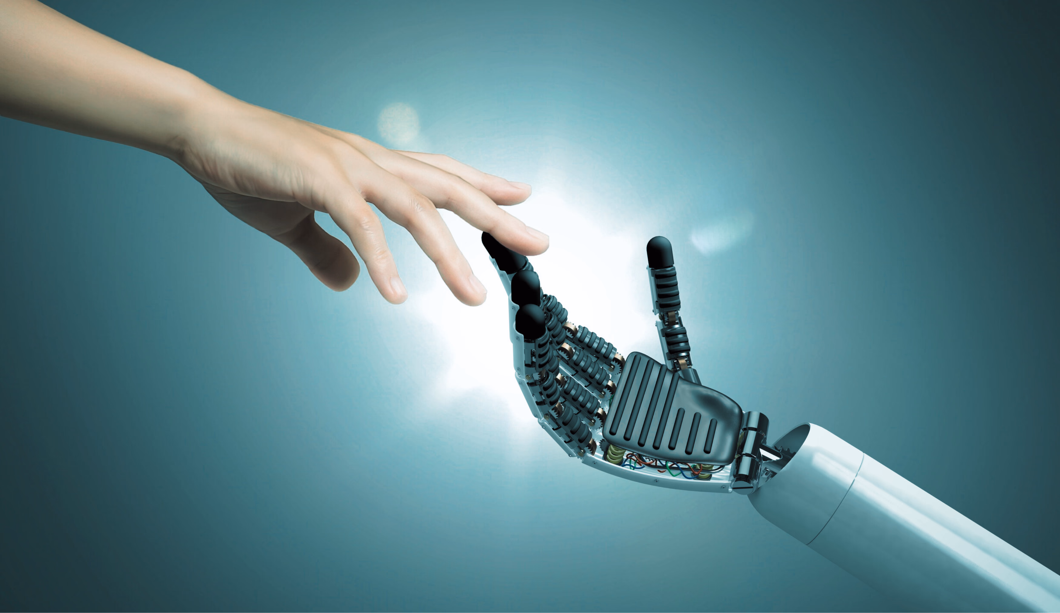 Eine menschliche und eine robotische Hand reichen sich entgegen